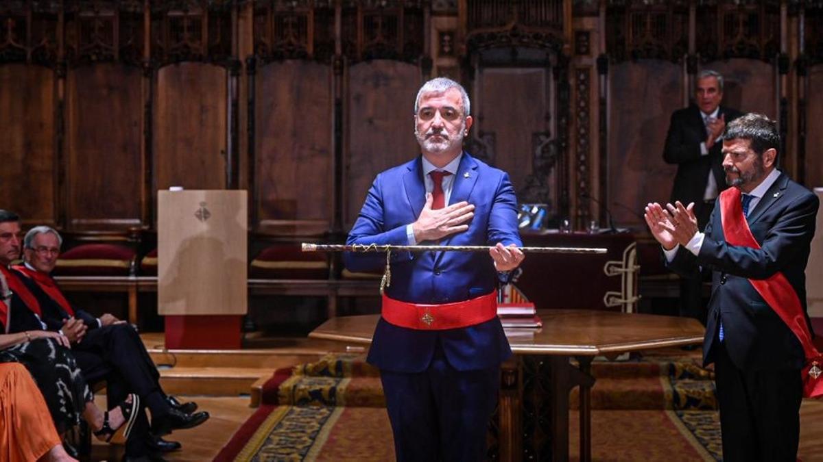 Jaume Collboni recibe la vara municipal como nuevo alcalde de Barcelona
