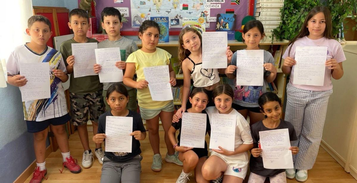 Varios estudiantes muestran las cartas enviadas al consejero de Educación pidiendo aire acondicionado. | L. O.