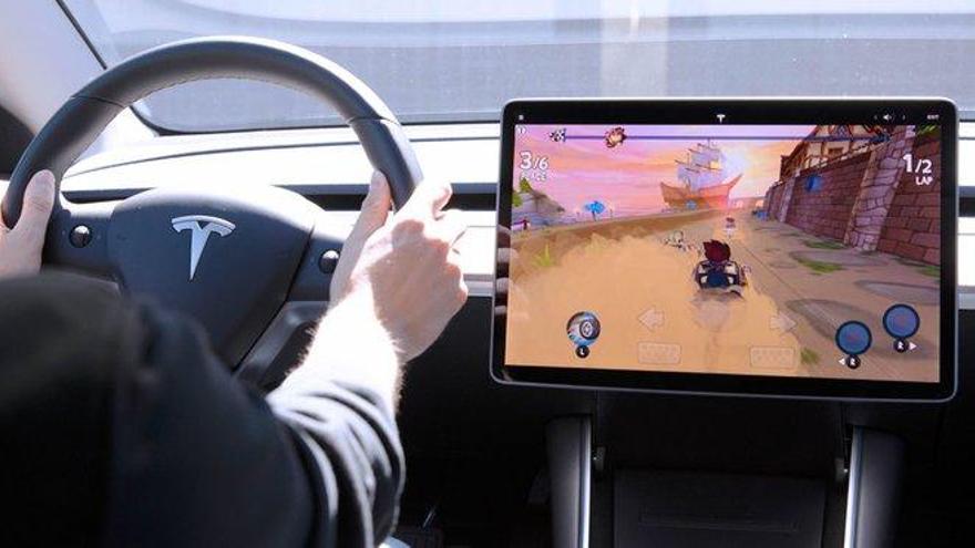 Tesla ofrece videojuegos para sus coches mientras recargan la batería