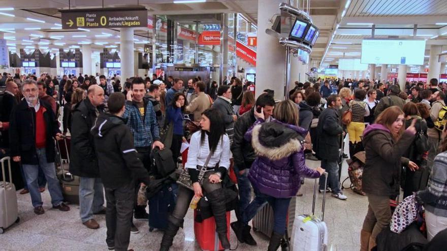 Pasajeros afectados por la huelga de controladores de diciembre del 2010.