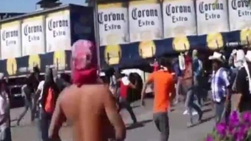 Violentos enfrentamientos entre la policía y un grupo de manifestantes en México