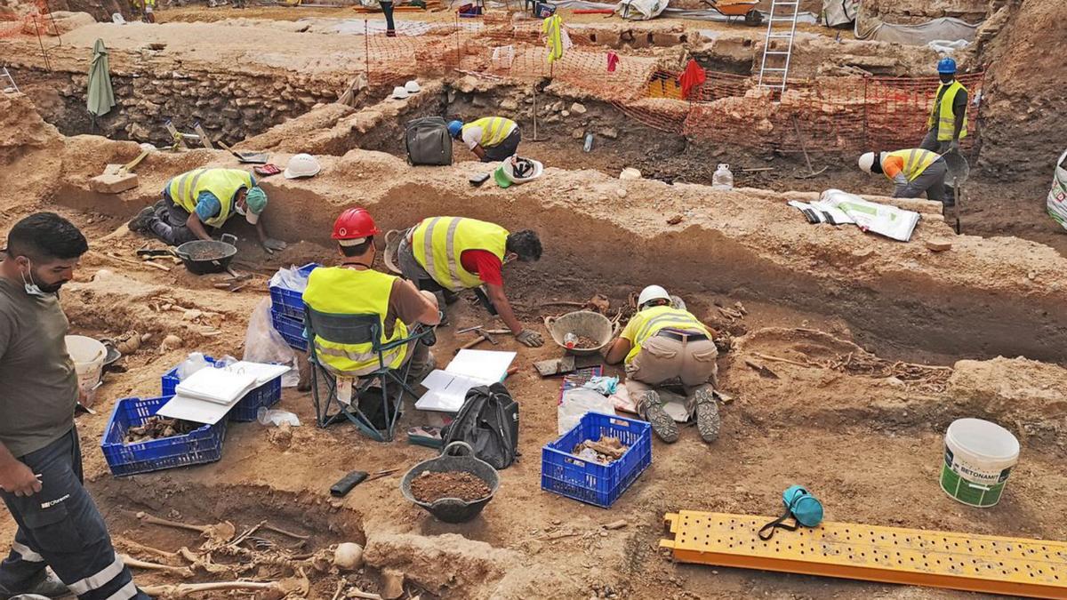 Excavación en el antiguo cementerio de la Santa Cruz, junto a la muralla. | C.CULTURA/SIAM