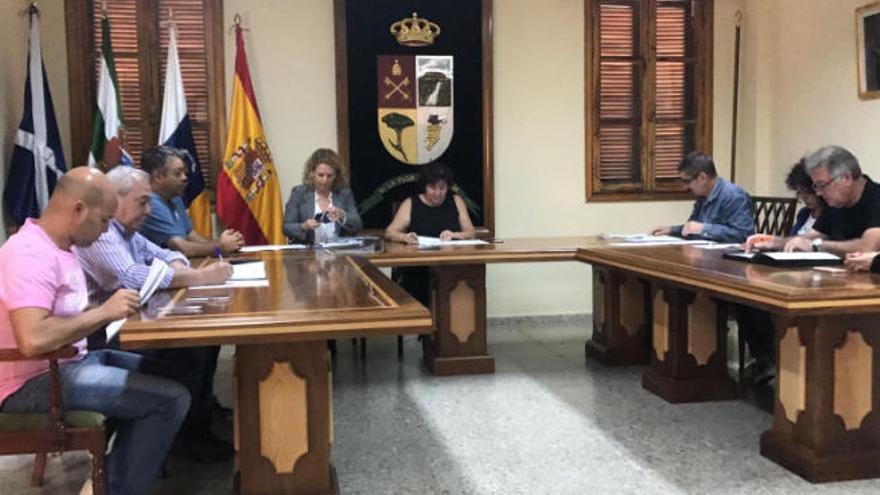 A la izquierda, el gobierno municipal PSOE-CC, con Agustina Beltrán (c) y el todavía edil de SSP, José Luis Fumero (derecha).