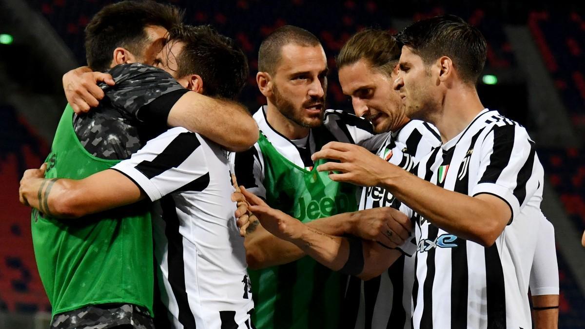 Los jugadores de la Juventus hacen piña en la banda