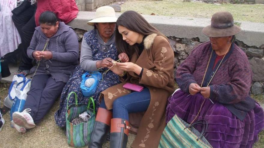 Mujeres aymaras enseñando a coser a una voluntaria.