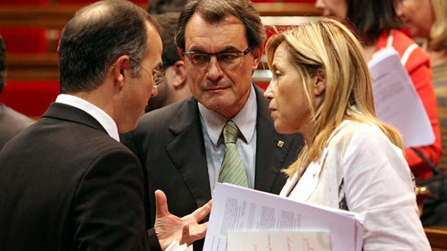 Jordi Turull, Artur Mas i Joana Ortega parlant a l&#039;hemicicle de la cambra catalana.