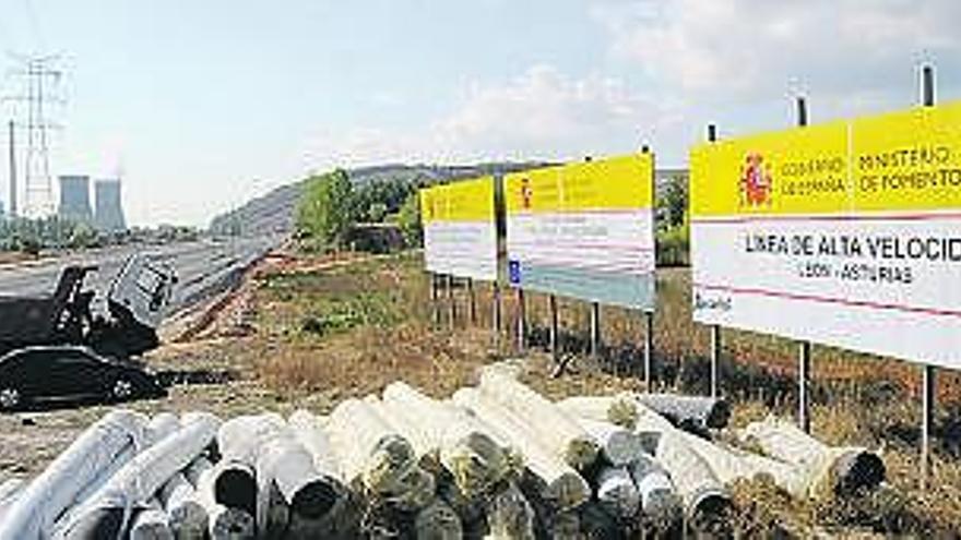 Obras de la línea del AVE a Asturias, en León.