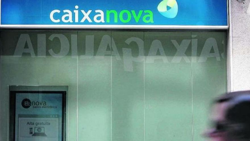 Sucursal de Caixanova con la sobreimpresión de un rótulo de una oficina de Caixa Galicia. / cabalar