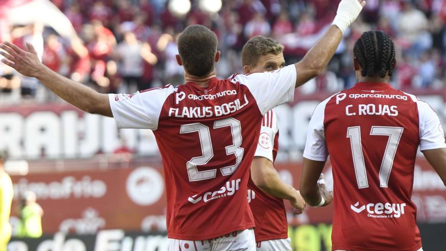 Flakus celebra el tanto que dio la victoria al Real Murcia ante el Villarreal B en Nueva Condomina.