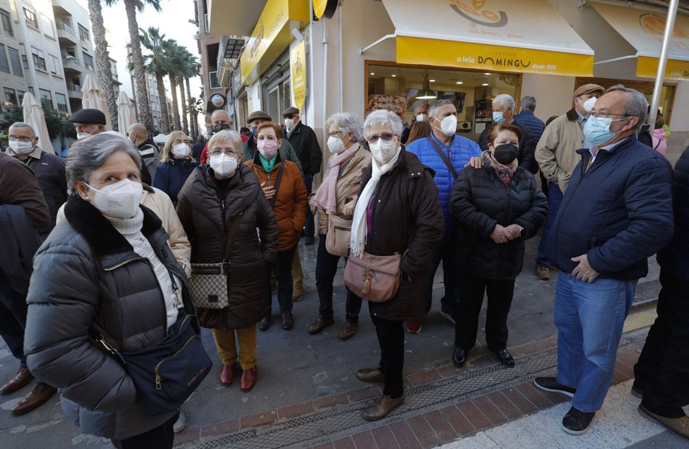 Vecinos de Sagunt protestan por la falta de atención personal en la banca.