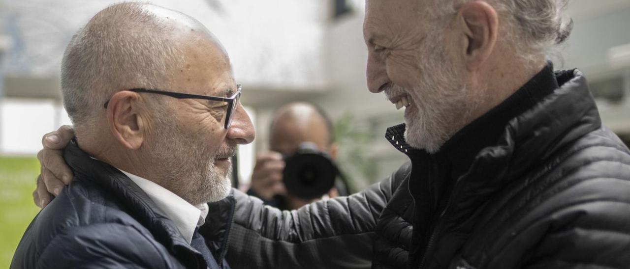 Rodríguez y Cabezas, candidatos de PSOE y PP, se abrazan, ayer, en un acto en el campus horas antes de conocerse la candidatura del primero.