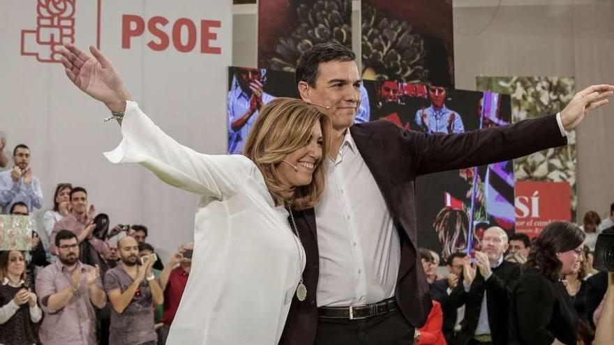 Susana Díaz y Pedro Sánchez, ayer, en Móstoles. // Efe