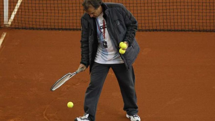 Tito Vázquez recoge pelotas durante el entrenamiento de ayer del equipo argentino en el estadio de La Cartuja. / julio muñoz / efe