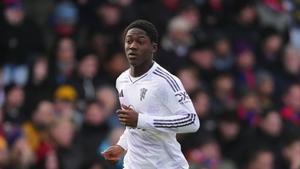 Manchester Uniteds Kobbie Mainoo runs into position during the English Premier League soccer match between Crystal Palace and Manchester United, at Selhurst Park Stadium in London, Sunday, Nov. 30, 2025. (AP Photo/Dave Shopland)