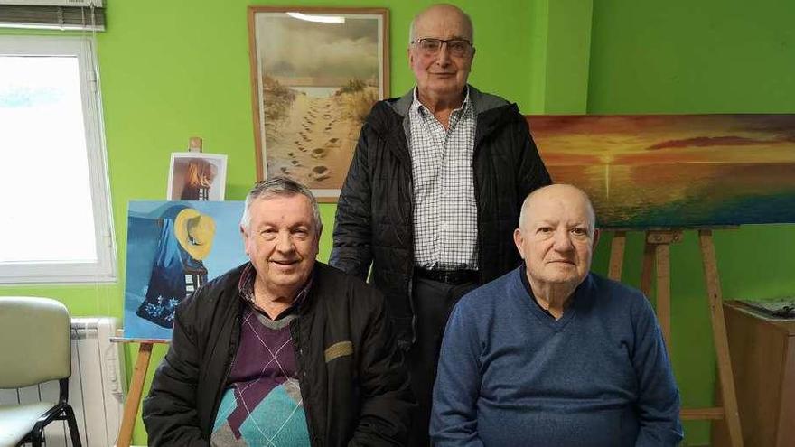 José Manuel Fernández (&quot;Guti&quot;), Alfredo Granda y Luis Fernández, ayer, en el local de la Asociación de Vecinos de Villabona.