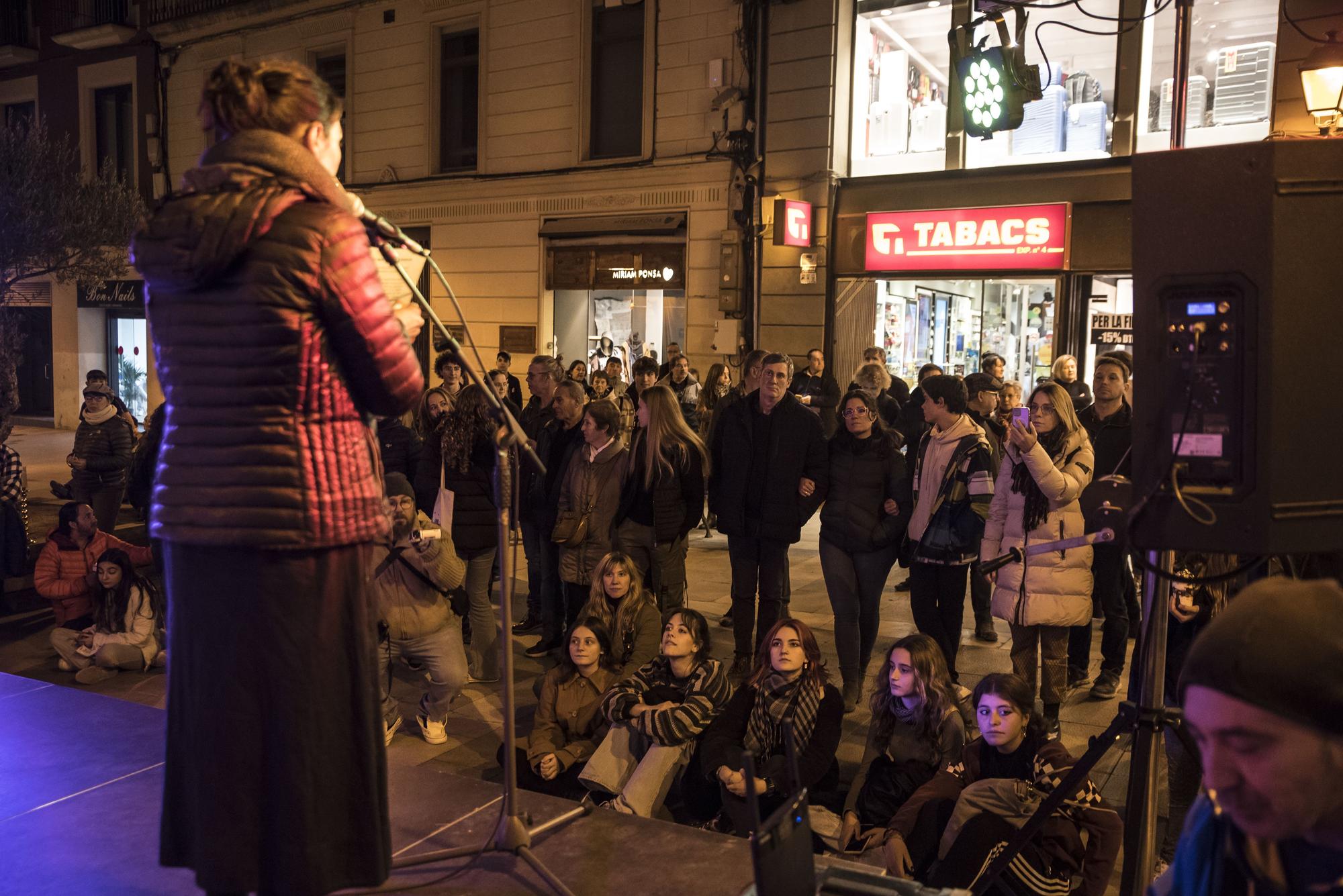 Les millors imatges de l'acte de rebuig contra la violència masclista a la Plana de l'Om