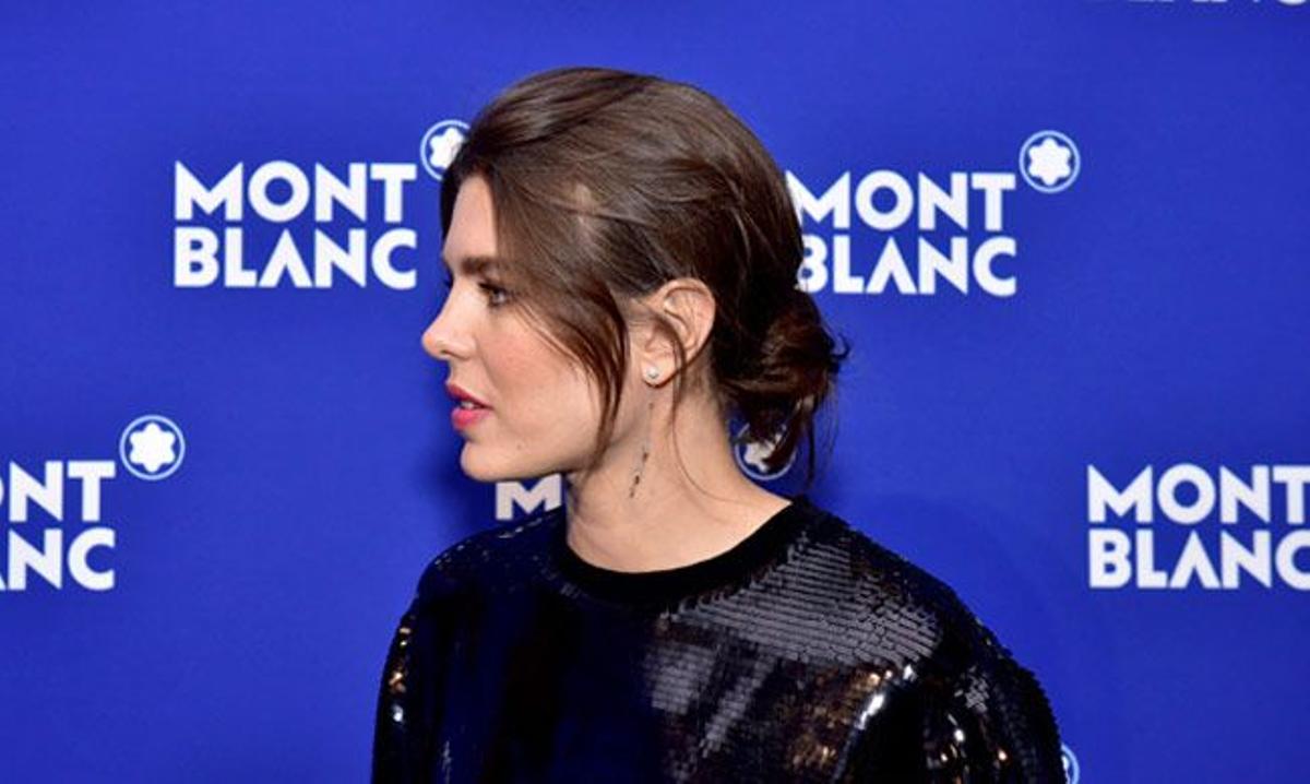 El moño de bailiarina despeinado de Carlota Casiraghi en la fiesta de Mont Blanc