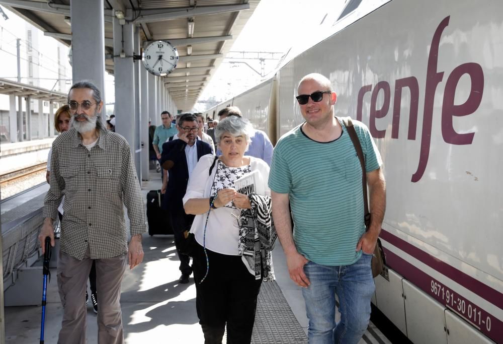 La llegada del Tren negro a Gijón da comienzo a la Semana Negra