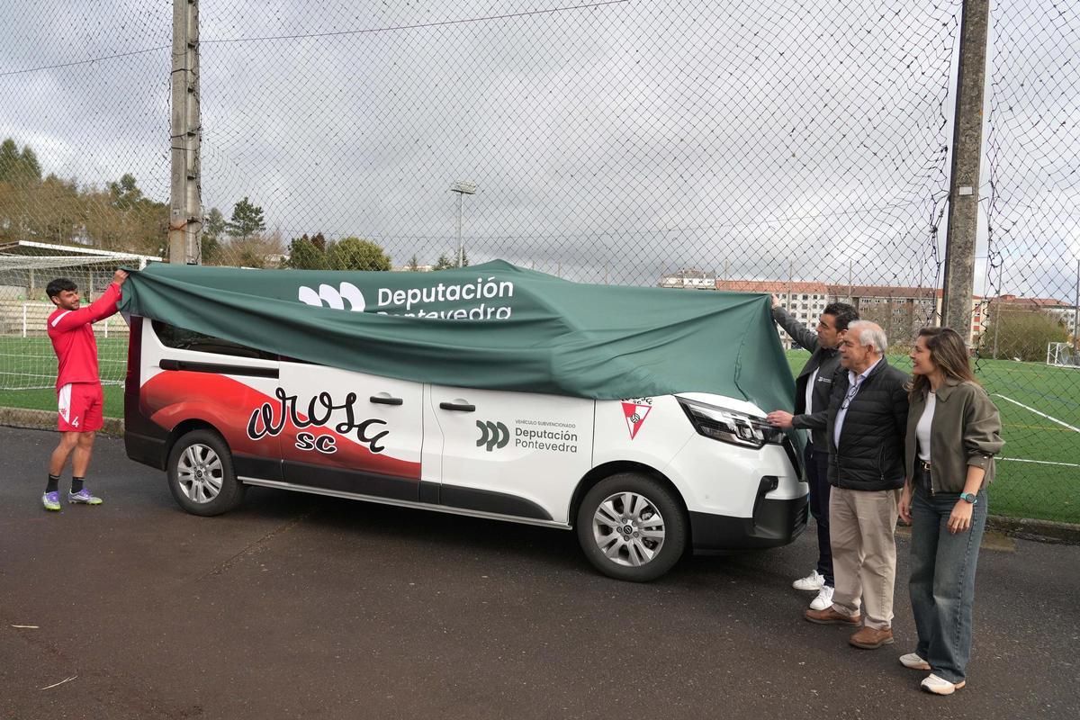Un momento del acto de entrega de la furgoneta al Arosa en el campo Manuel Jiménez.