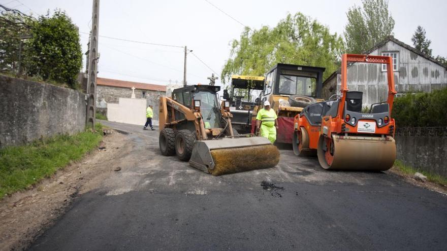 Operarios durante la actuación en unas pistas en A Estrada.