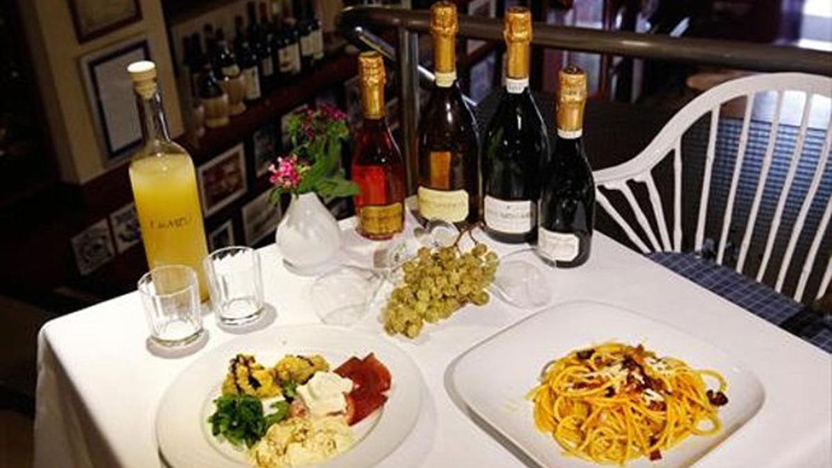 MENÚ SOLIDARIO. 'Antipasti', bucatini 'all'amatriciana' y mosto, vino y cava Agustí Torelló Mata, en Tramonti 1980