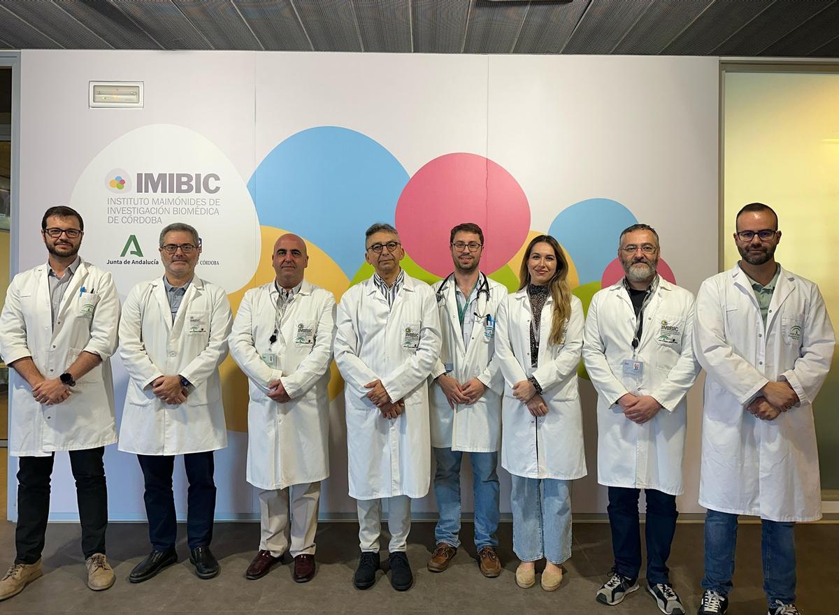 Javier Arenas, cuarto por la derecha, con investigadores del grupo Nutrigenómica y Nutrición del Imibic.