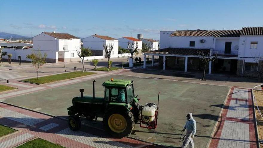 Desinfección de calles en Miajadas, Abadía y en La Vera