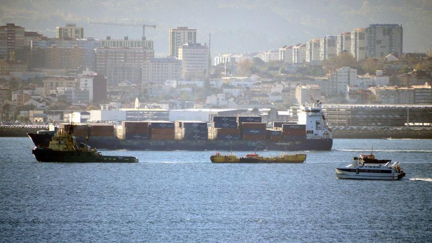 La «Atir» entrando en Vigo remolcada ayer por la mañana. |  Gonzalo Núñez