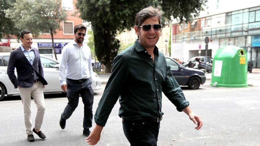 Mateu Alemany, junto a Longoria y el abogado del Valencia CF, llega a las oficinas