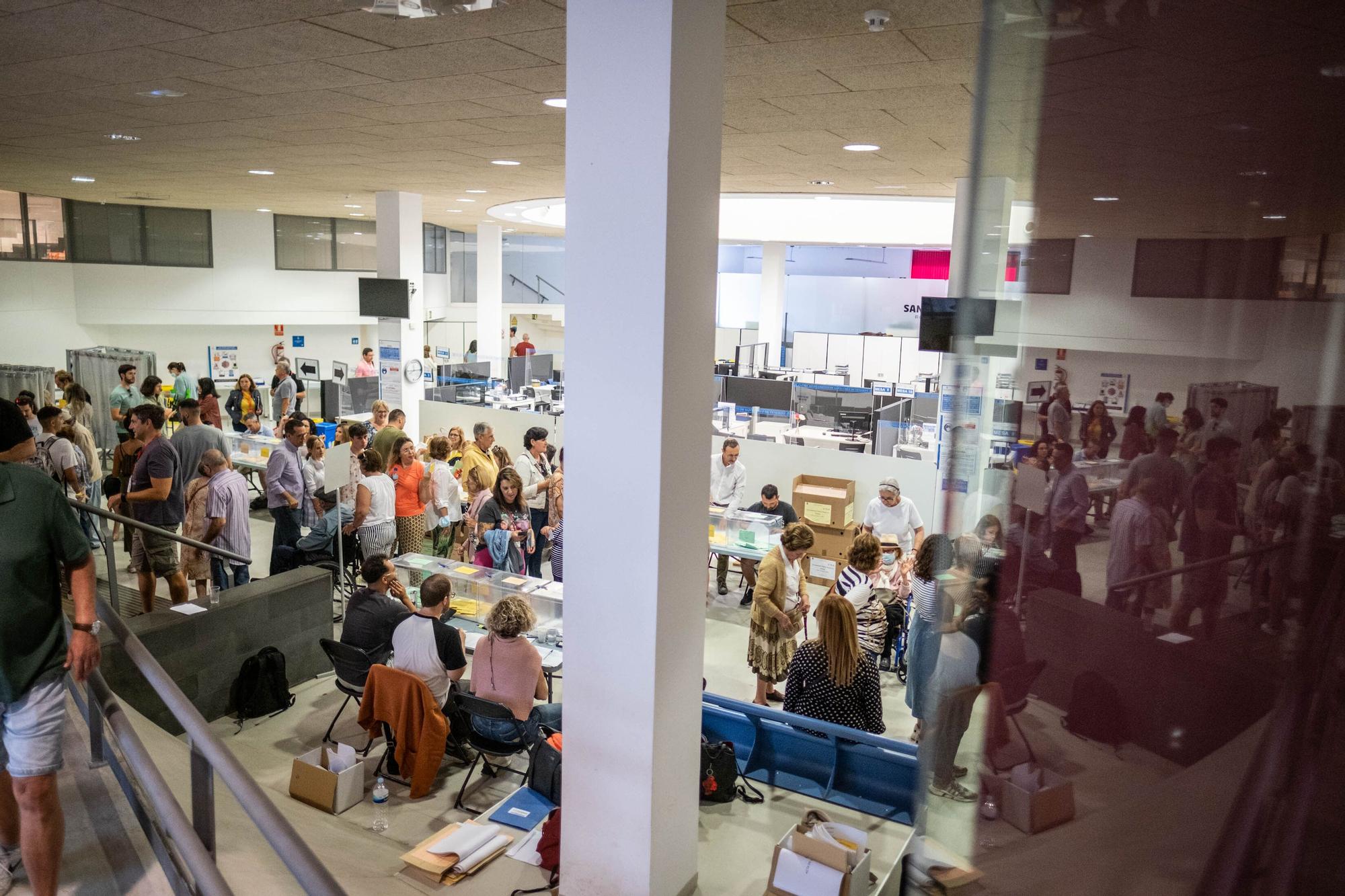 Votantes en un colegio electoral de Santa Cruz de Tenerife