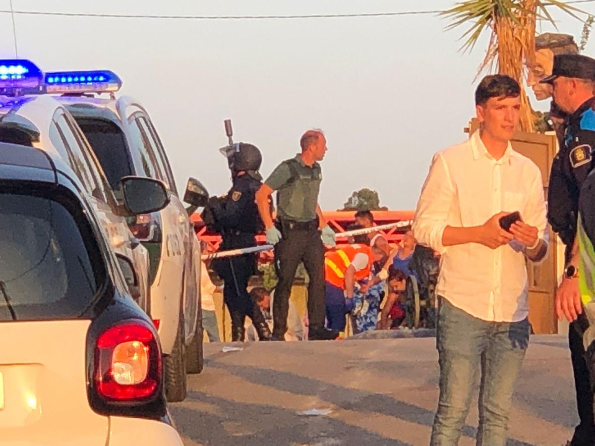 Al fondo, equipos de emergencias atendiendo a heridos y, en primer plano, el alcalde