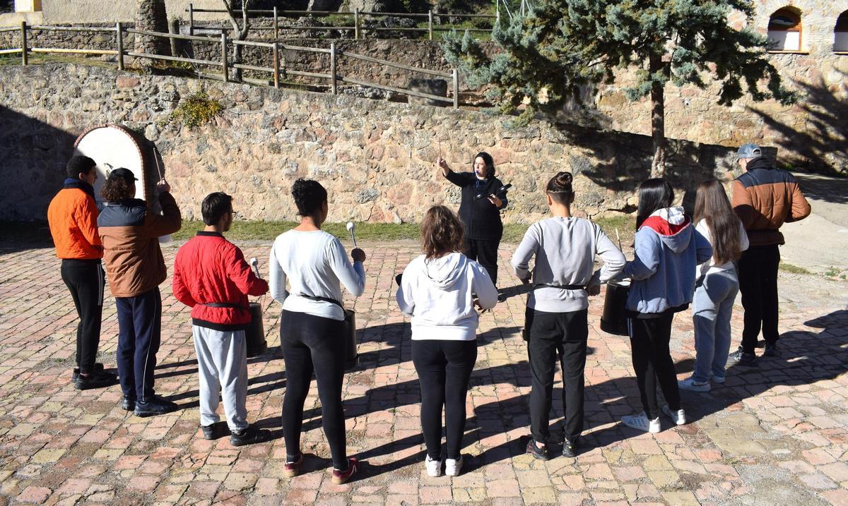 Marta Pagerols assajant amb el grup de batucada format per nois i noies residents a l'escola terapèutica i educativa Valldaura, a Olvan