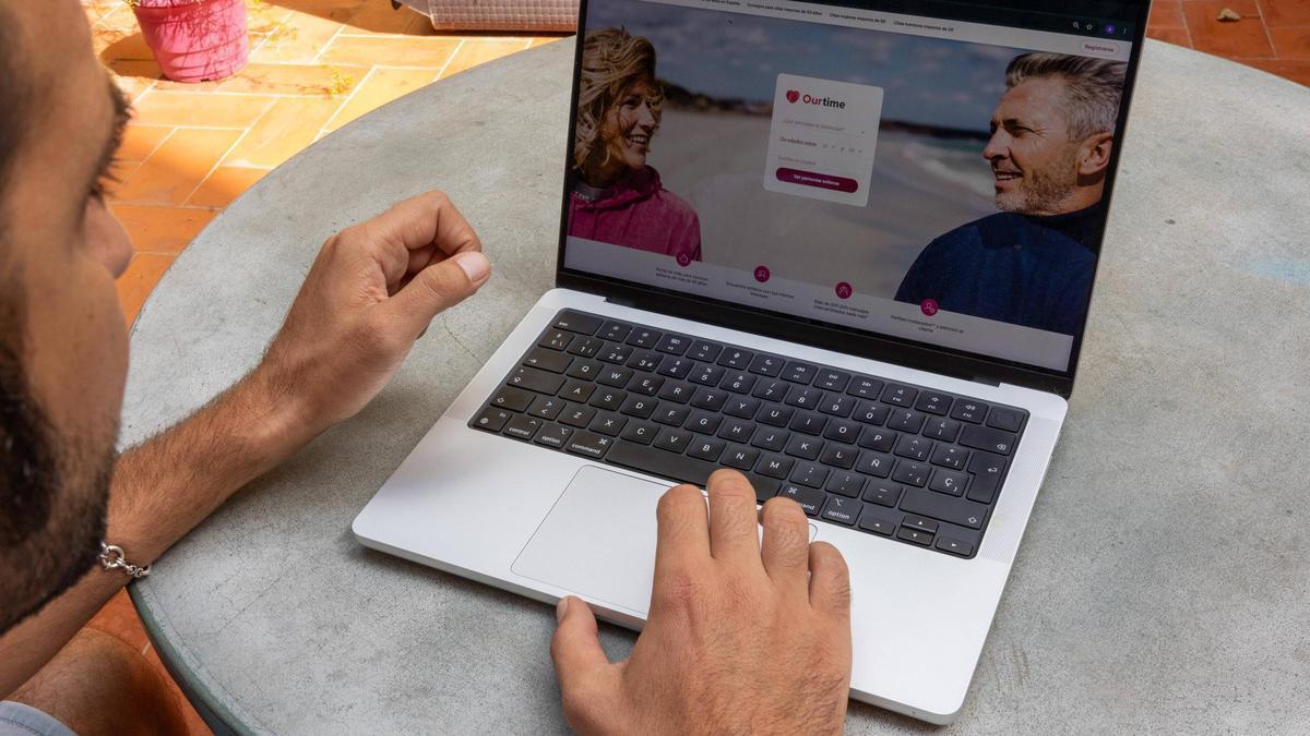 Un usuario consulta una APP de citas para seniors