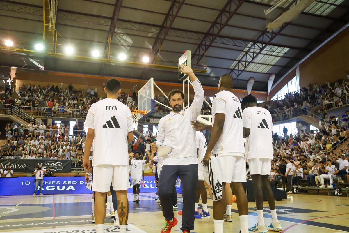 Sergio Llull saluda durante la presentación. Fue el más ovacionado.