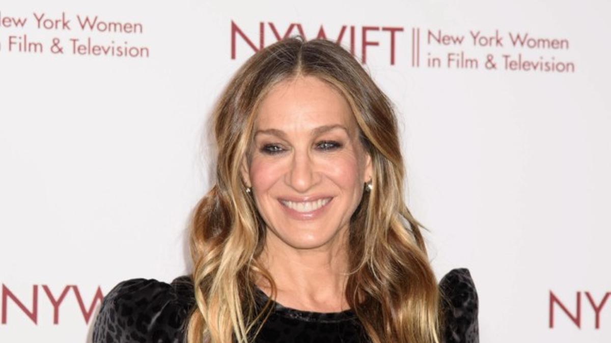 Sarah Jessica Parker con vestido de terciopelo y estampado de leopardo