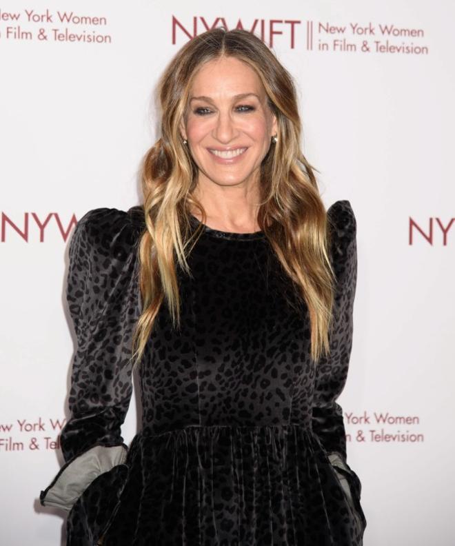 Sarah Jessica Parker con vestido de terciopelo y estampado de leopardo