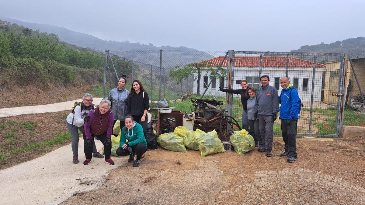 Algunos de los participantes que se unieron para limpiar el monte de 'basuraleza' en la Serratella.