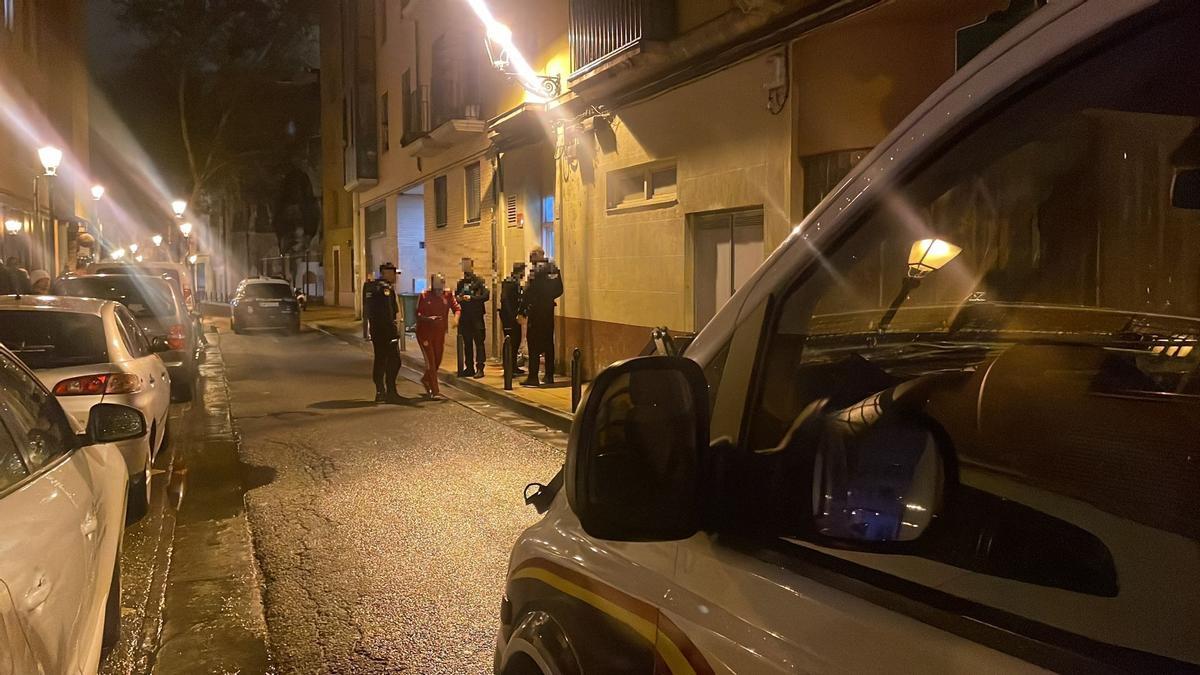 La Policía Nacional actuando en la calle Mayoral donde ha tenido lugar la trifulca