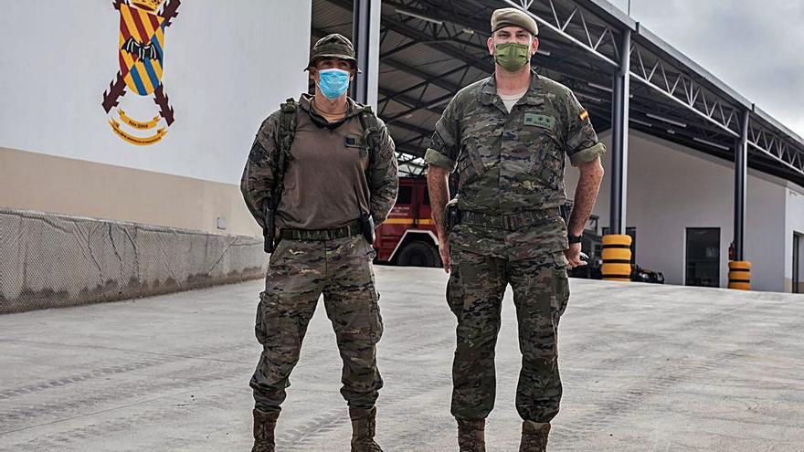 El sargento Guido Ragazzoni y el teniente Enrique Carratalá, ayer en la entrada del antiguo cuartel.