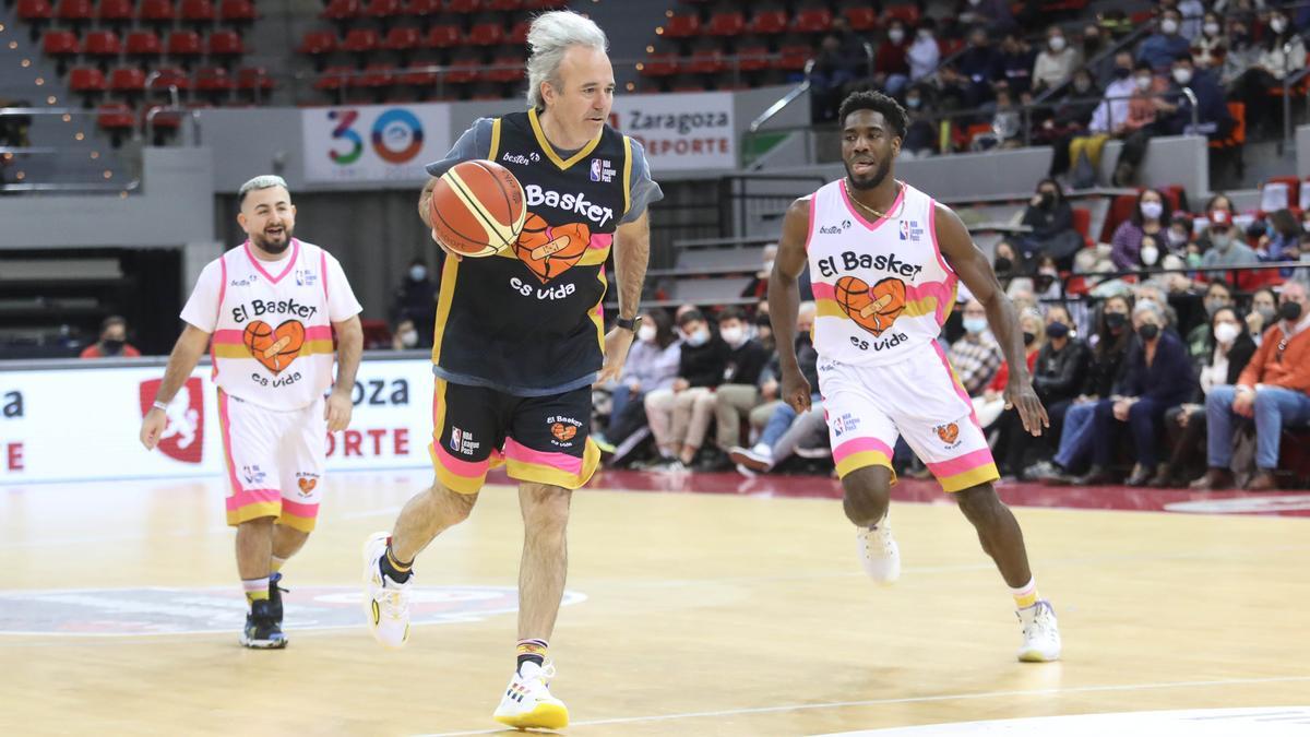 Jorge Azcón avanza con el balón durante el partido solidario.