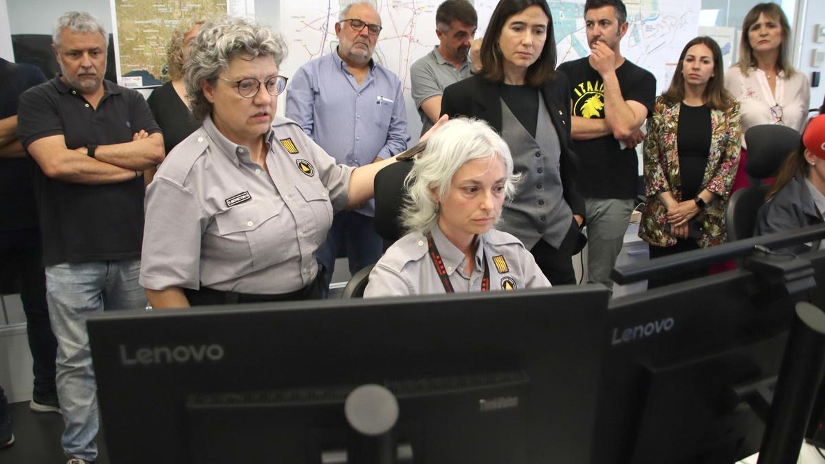 Protecció Civil y la consellera de Interior, Núria Parlon, en el centro de operaciones del 112CAT de Reus, este jueves, durante el simulacro de confinamiento.