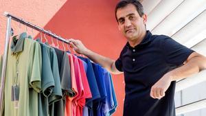 Santi Simon muestra algunos de los polos de vestir de Batech con tejido que incorpora las técnicas de las prendas deportivas.