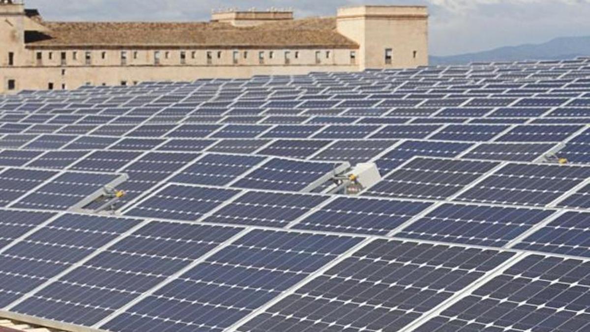 Placas solares instaladas en las cocheras de Machado, en València