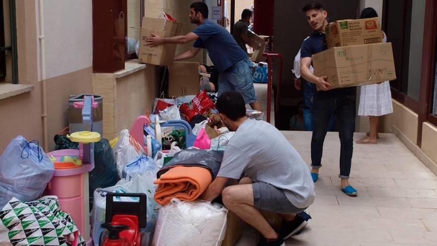 Alumnos del CESAG transportando los productos que se han donado.