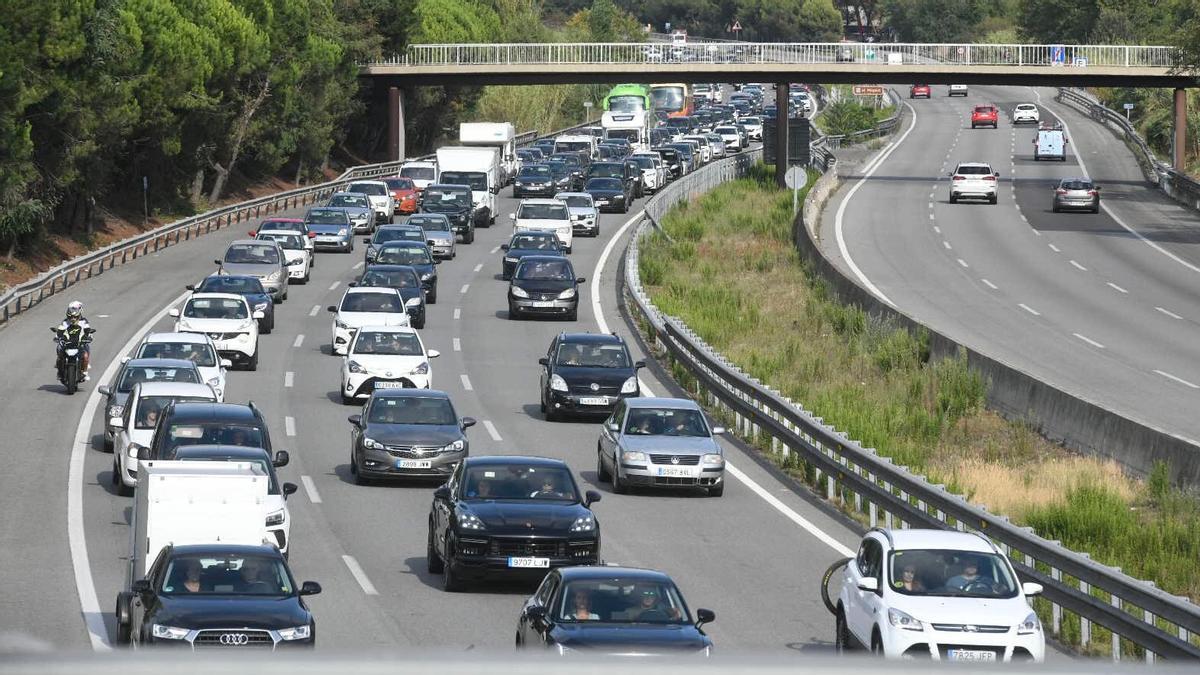 Espectacular retención a la altura del peaje de La Roca a causa de un accidente.