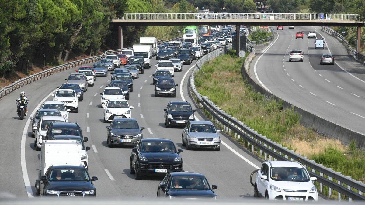 Espectacular retención a la altura del peaje de La Roca a causa de un accidente. Espectacular retención a la altura del peaje de La Roca a causa de un accidente.