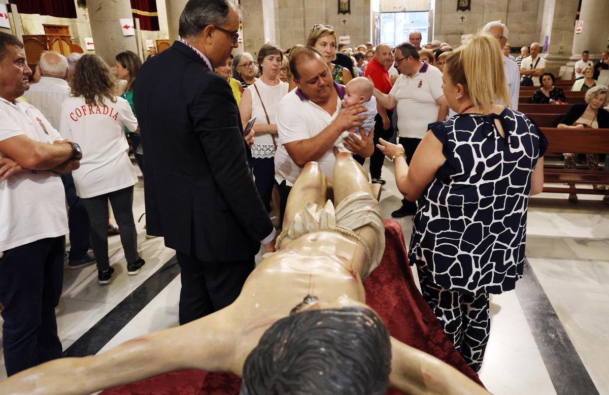 Los vigueses reciben al Cristo de la Victoria