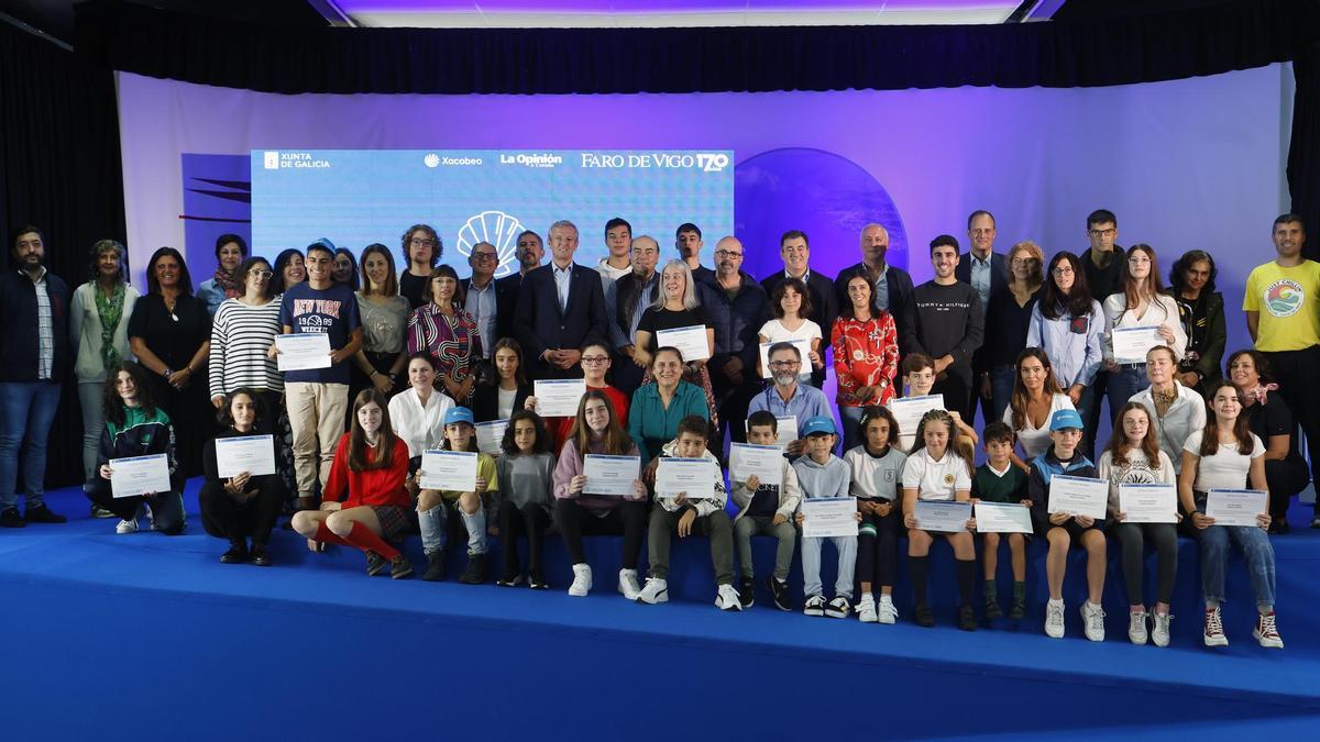 Foto de familia dos 33 galardoados durante a entrega de premios de Escola en Camiño. 