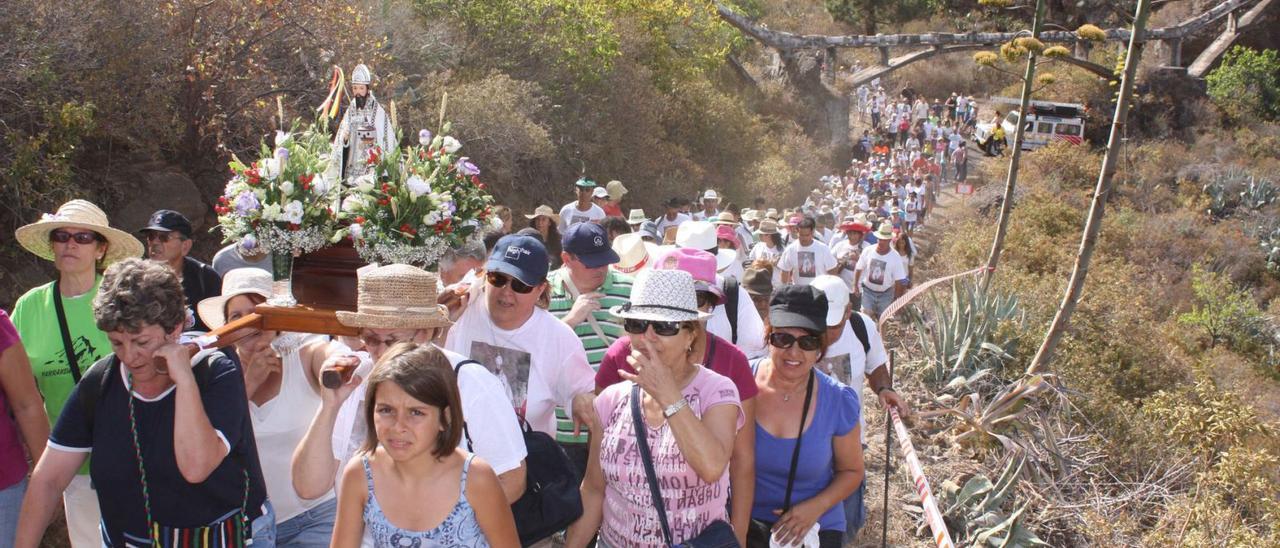 Bajada de San Agustín, en Arafo, por el Barranco de Añavingo.