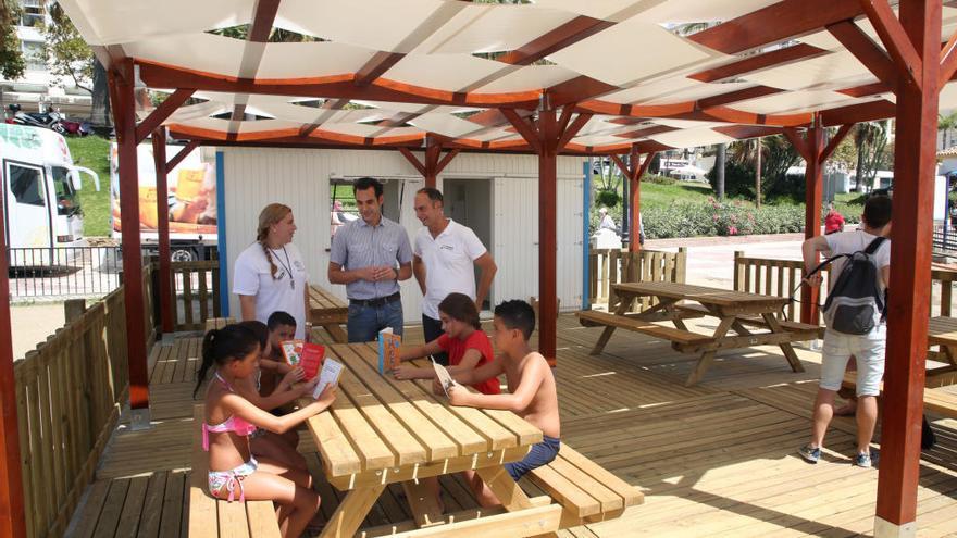 Miguel Díaz visita una de las ludotecas instaladas en la playa.